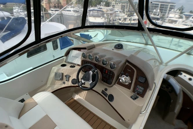 18米的卡福（Carver）56Voyager SE飞桥游艇价格800万元左右