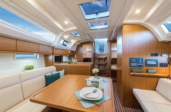 11米的巴伐利亚(Bavaria)Cruiser37帆船价格200万元左右