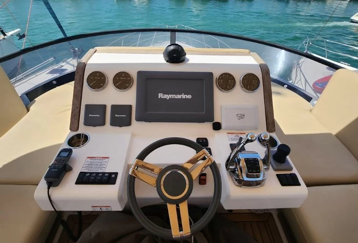 西莱（Sealine）F46二手飞桥游艇价格为38万欧元