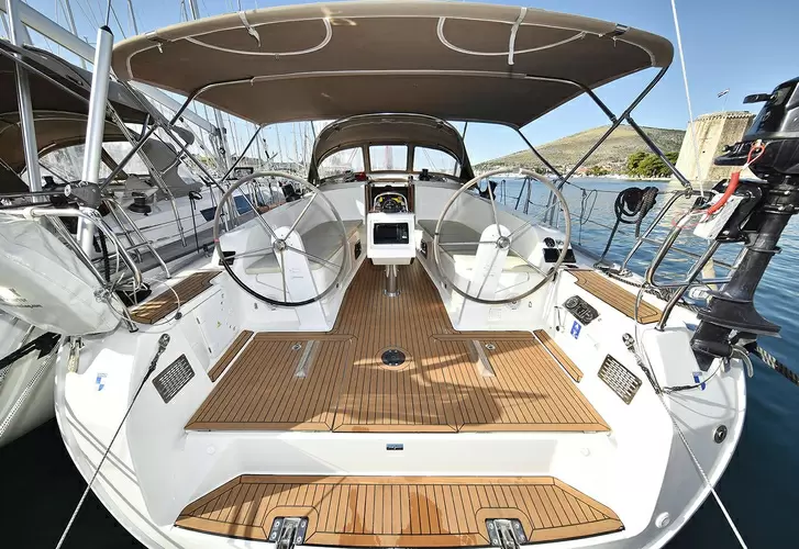 12米的巴伐利亚（Bavaria）Cruiser41帆船价格300万元左右
