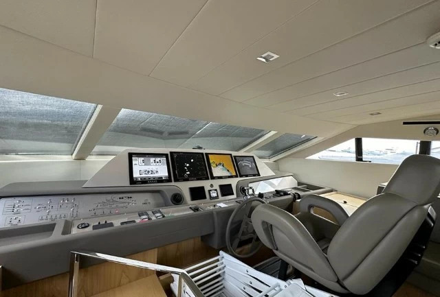 29米法拉帝（Ferretti）960二手豪华飞桥游艇价格