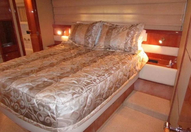 18米法拉帝(Ferretti)590飞桥游艇主卧
