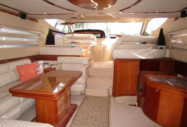 18米法拉帝(Ferretti)590飞桥游艇沙发