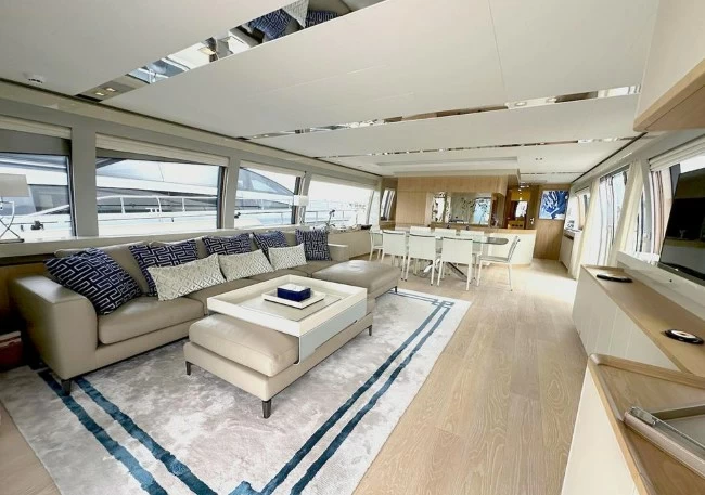 29米法拉帝（Ferretti）960二手豪华飞桥游艇沙龙区