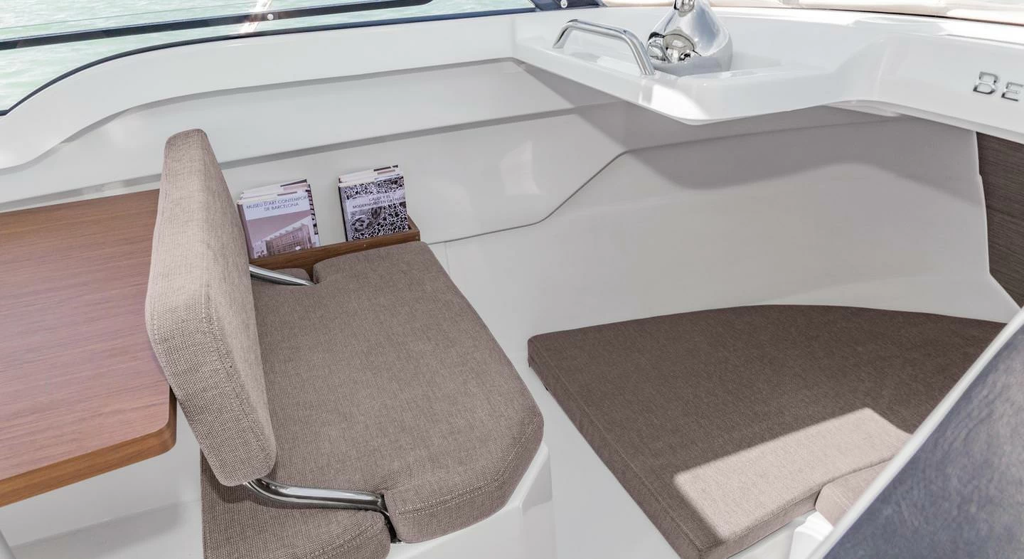 7米的博纳多(Beneteau)安海仕7OB钓鱼艇价格100万元