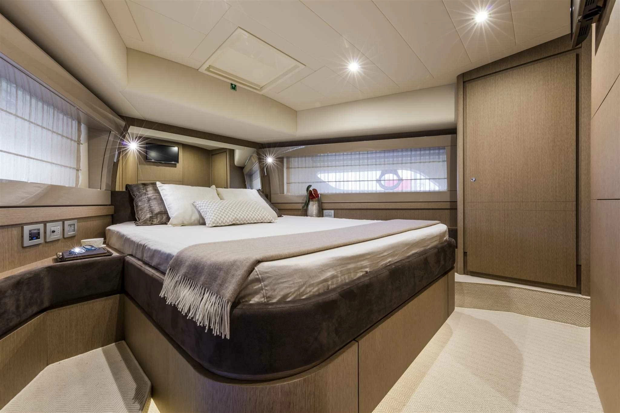 21米的法拉帝（Ferretti）700豪华飞桥游艇主卧