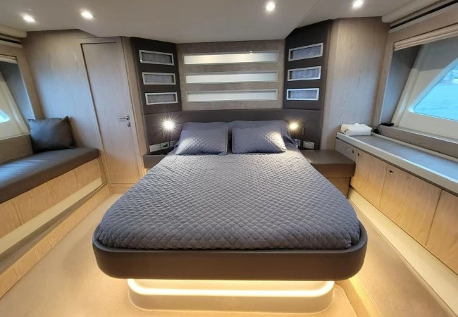 19米的法拉帝(Ferretti)650二手飞桥游艇卧室