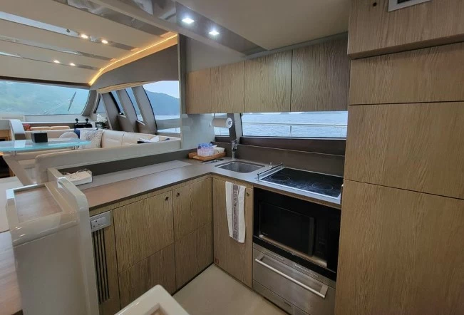 19米的法拉帝(Ferretti)650二手飞桥游艇厨房