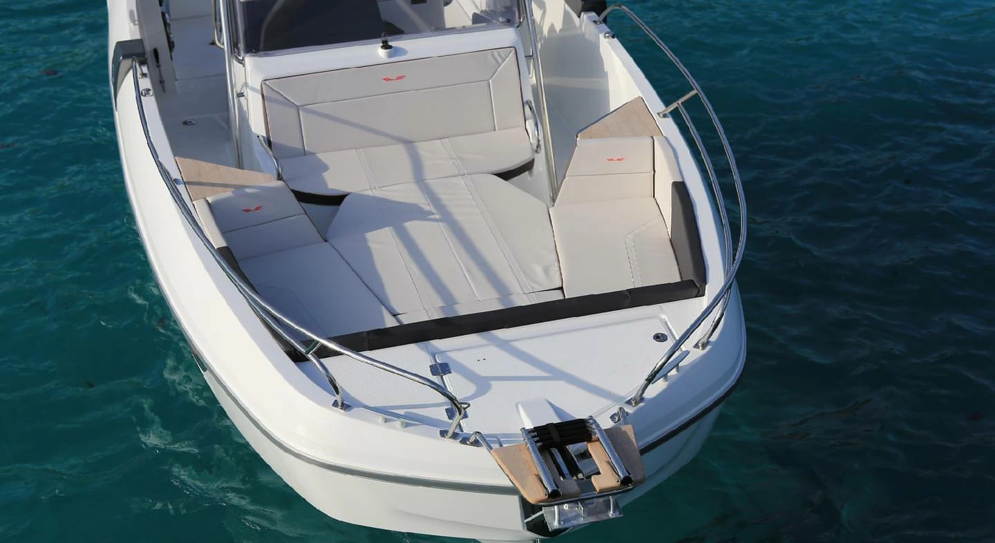 博纳多（Beneteau）飞扬8.8空间甲板型游艇价格为5万欧元