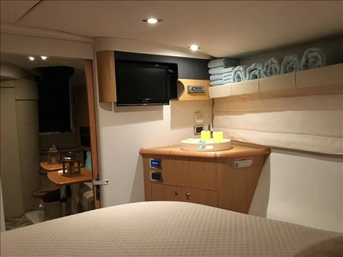 13米的弗温斯（FourWinns）Vista435运动游艇卧室