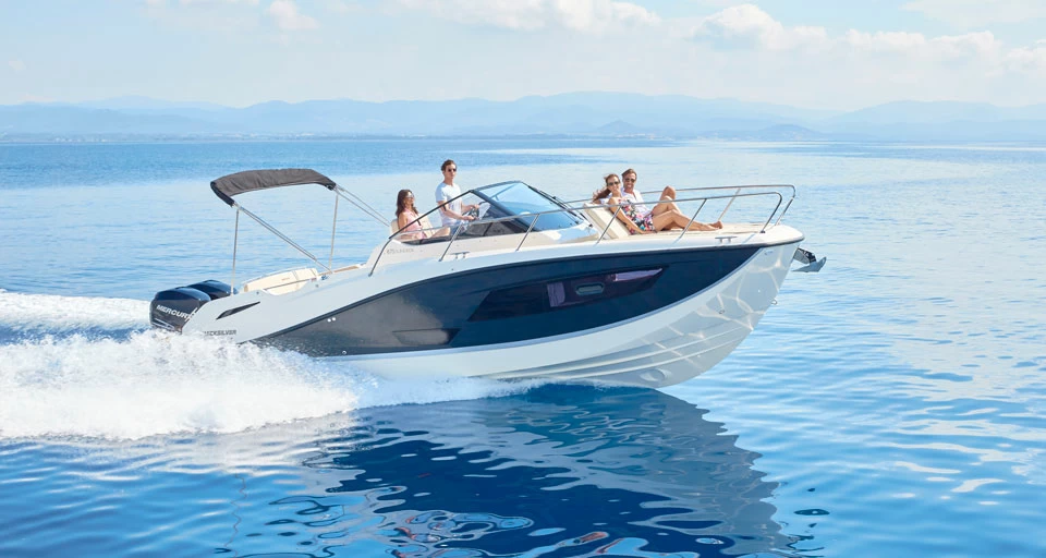 私人国外小型运动游艇:8米Quicksilver Sundeck875运动快艇