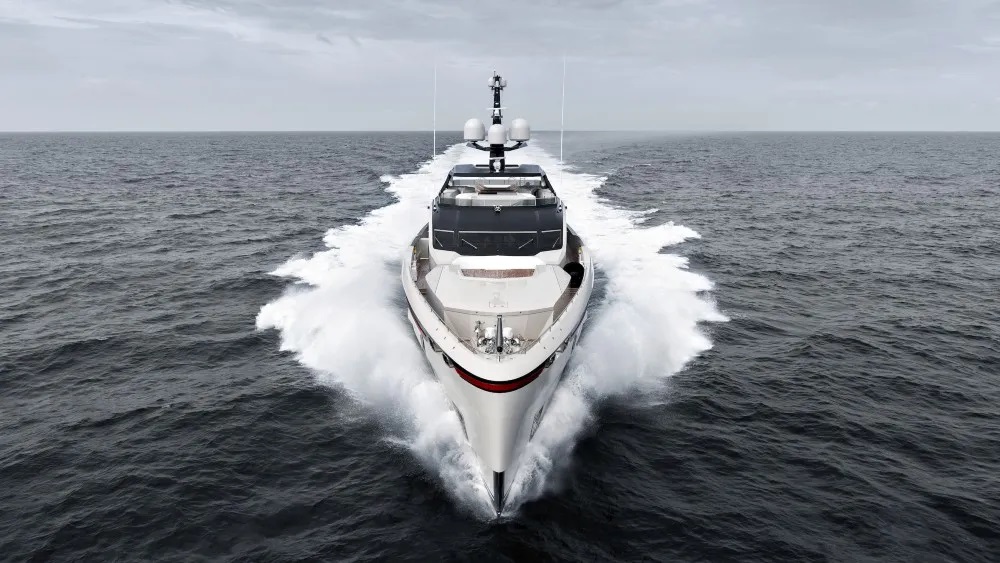 Heesen Ultra G号游艇配有一个机动救援浮标，可以巡航至任何落水者身边