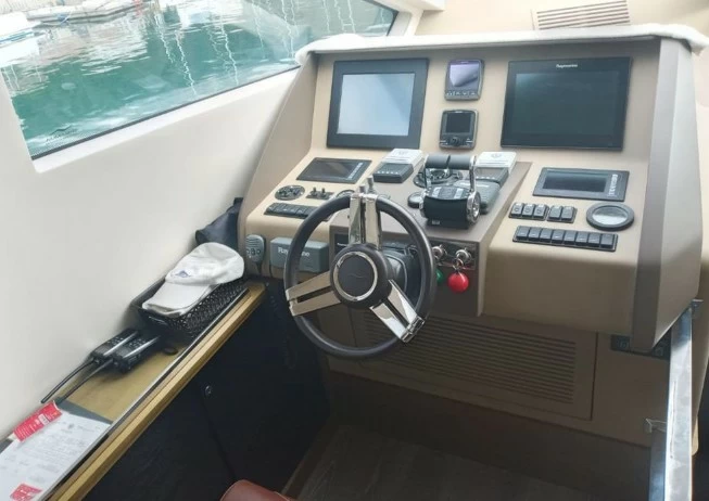 24米的露玛瑞（Numarine）78二手飞桥游艇中控