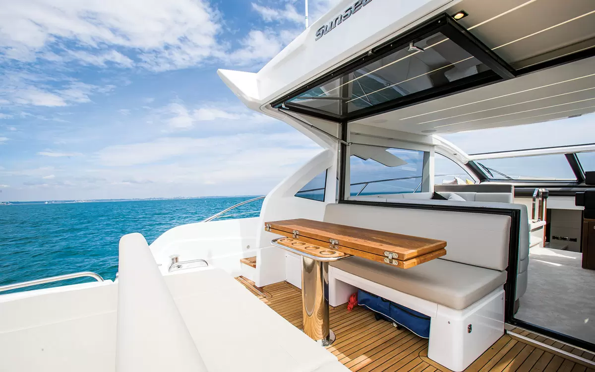 圣汐克（Sunseeker）Predator50豪华游艇尾舱沙龙