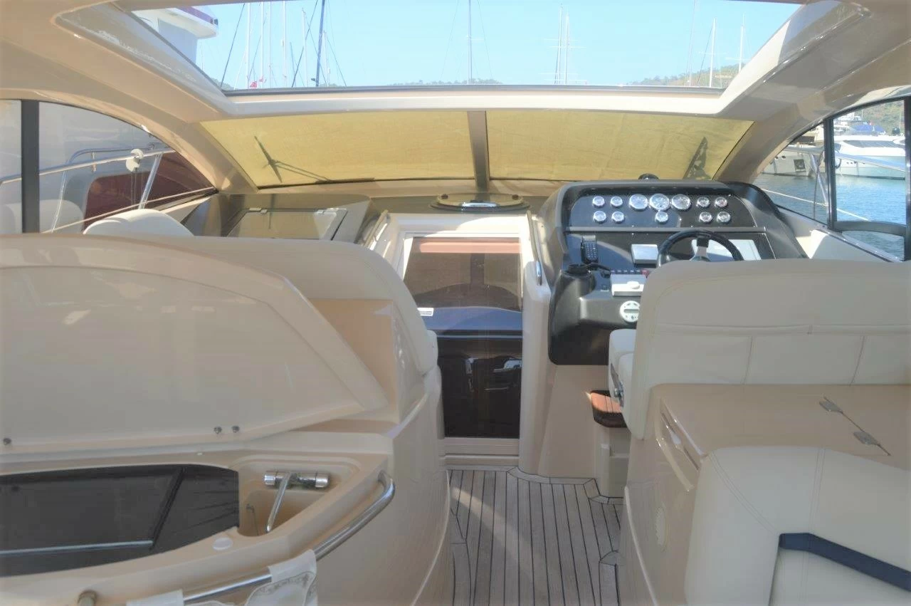圣汐克（Sunseeker）Portofino47运动游艇舱内环境