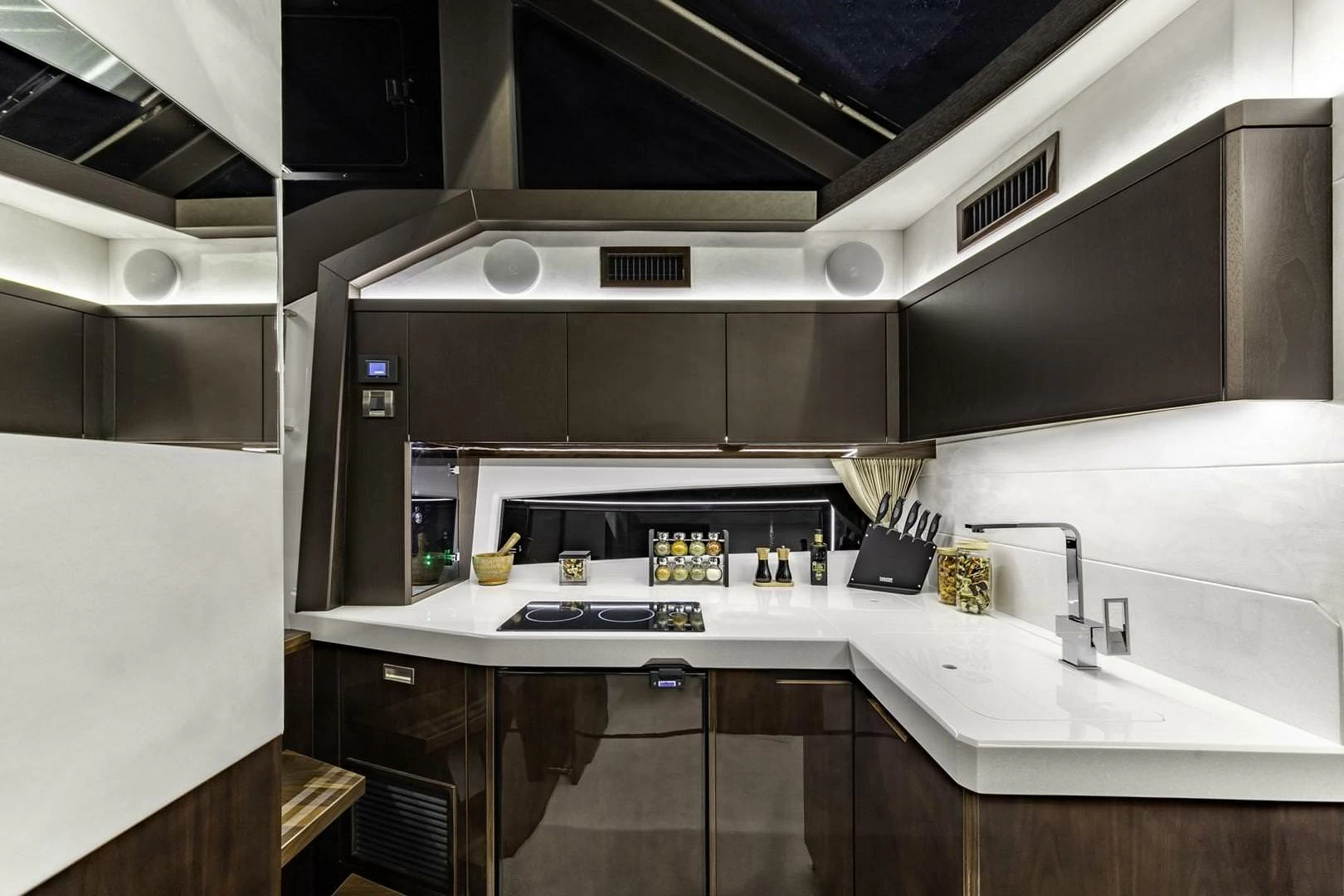 卡帝尔(Galeon)425HTS运动游艇厨房