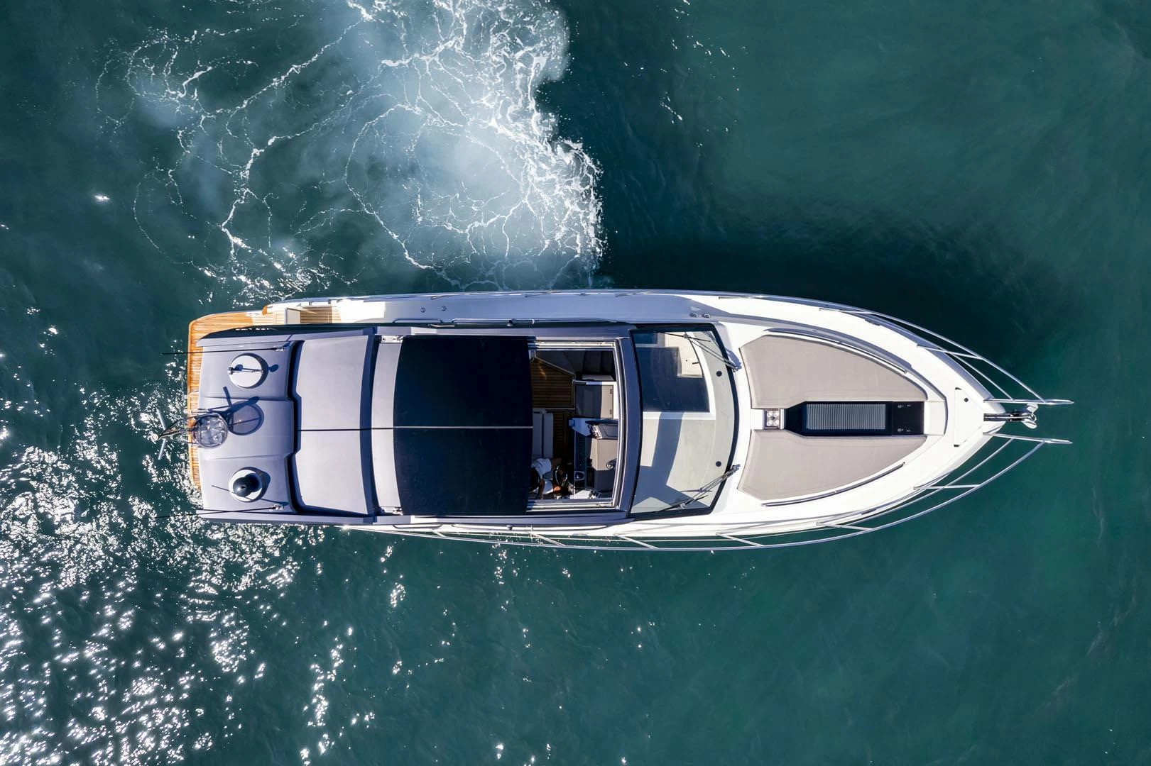 卡帝尔Galeon425HTS运动游艇 双舱双头快速巡航艇