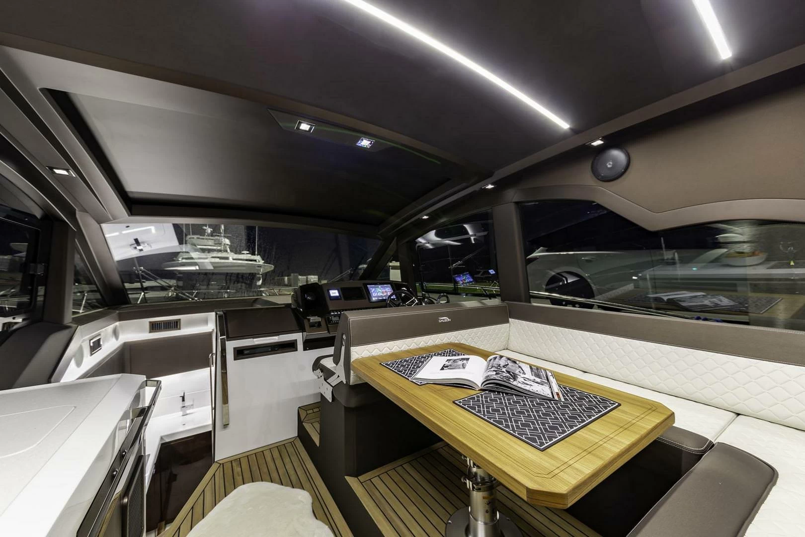 卡帝尔(Galeon)425HTS运动游艇沙龙