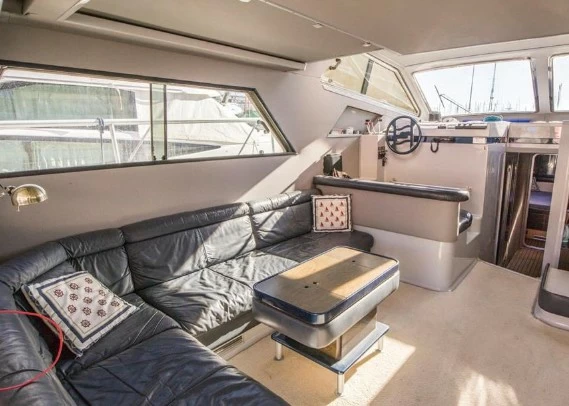 15米法拉帝(Ferretti)Altura52二手飞桥游艇沙龙区