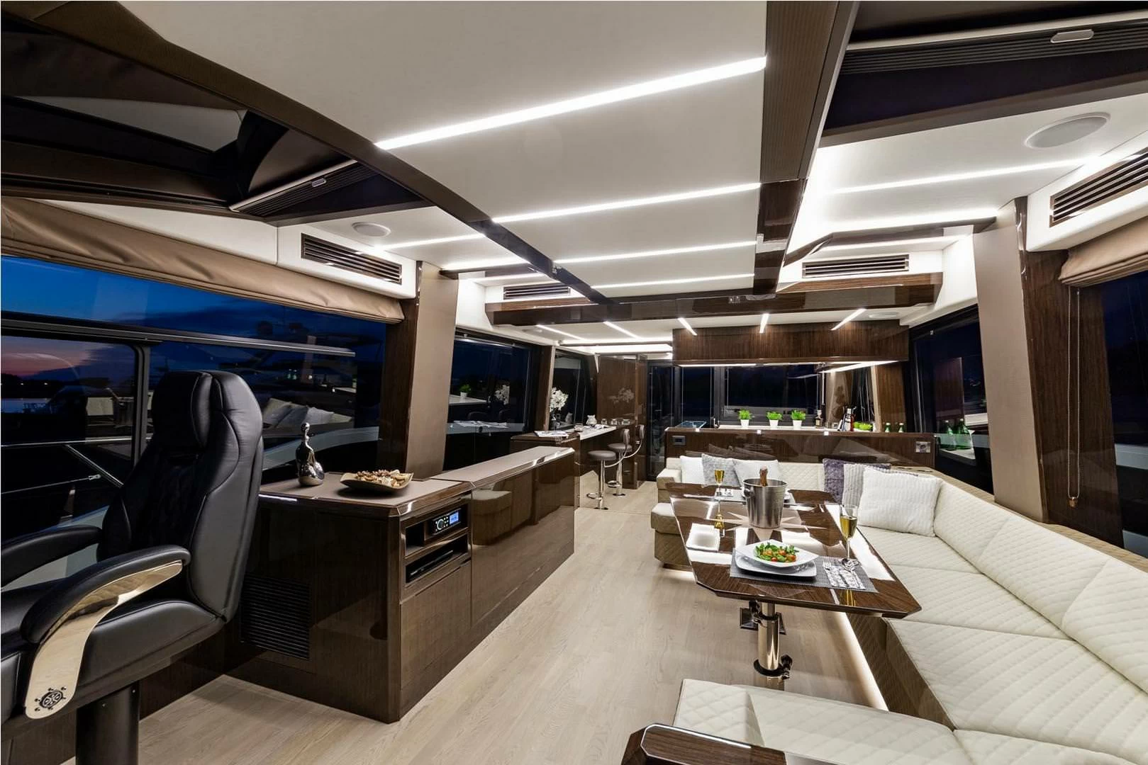 卡帝尔(Galeon)640豪华飞桥游艇沙龙
