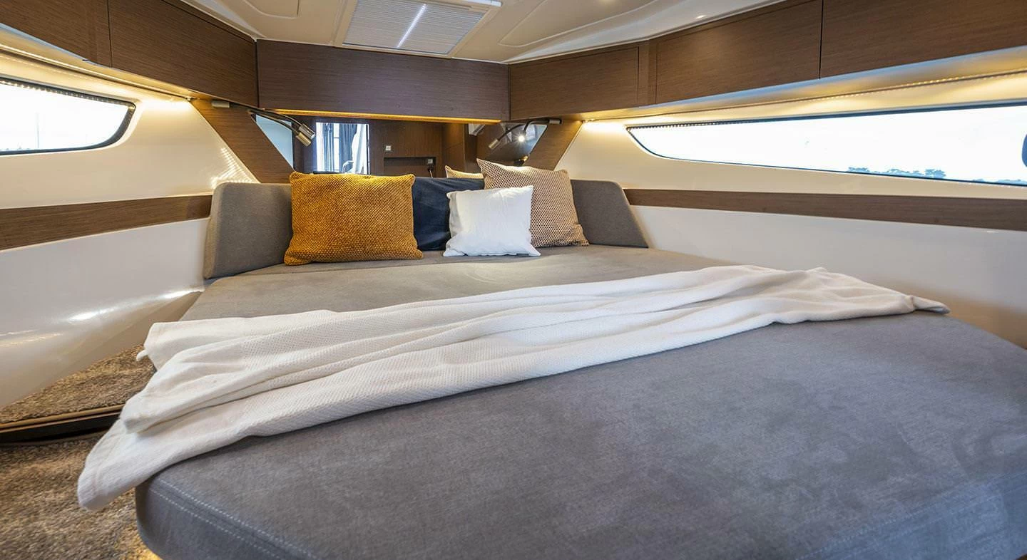 博纳多(Beneteau)安海仕11OB舷外快艇主卧