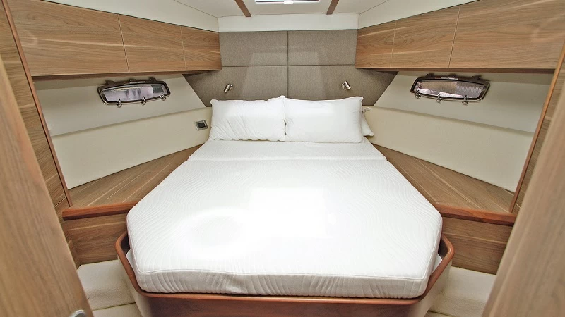 西莱(Sealine)S450私人运动游艇客舱