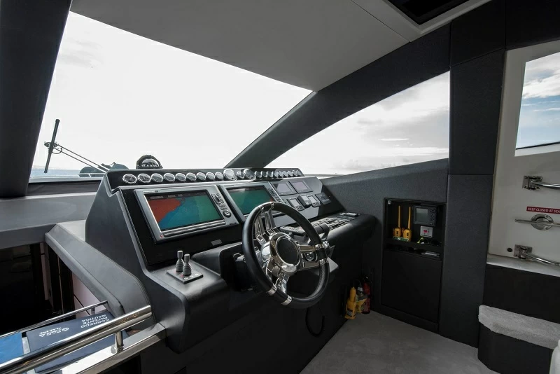 卡帝尔(Galeon)700Raptor运动游艇中控