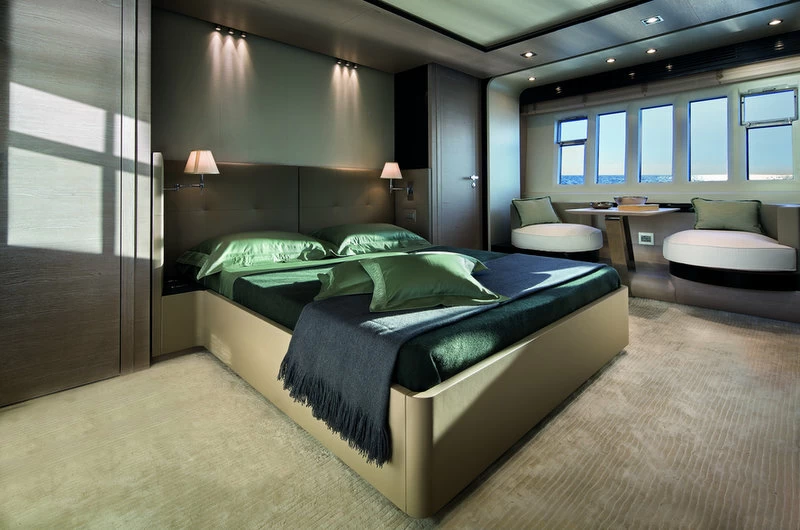阿兹慕(Azimut)83豪华飞桥游艇主卧