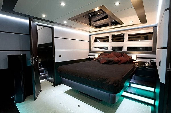 卡帝尔(Galeon)700Raptor运动游艇主卧