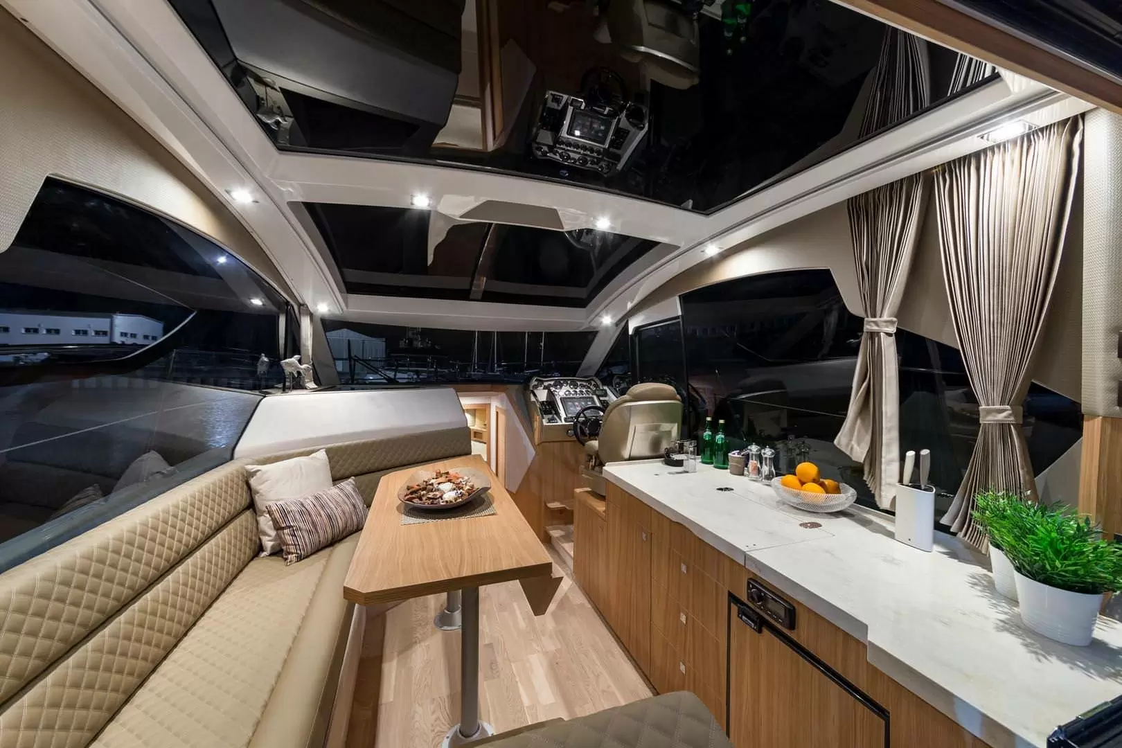 卡帝尔(Galeon)370HTC运动游艇沙龙