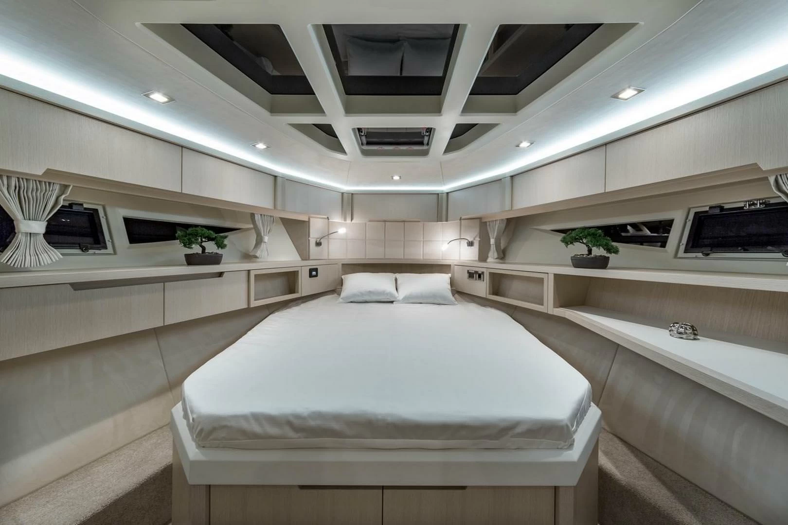 卡帝尔（Galeon）445HTS运动游艇卧室