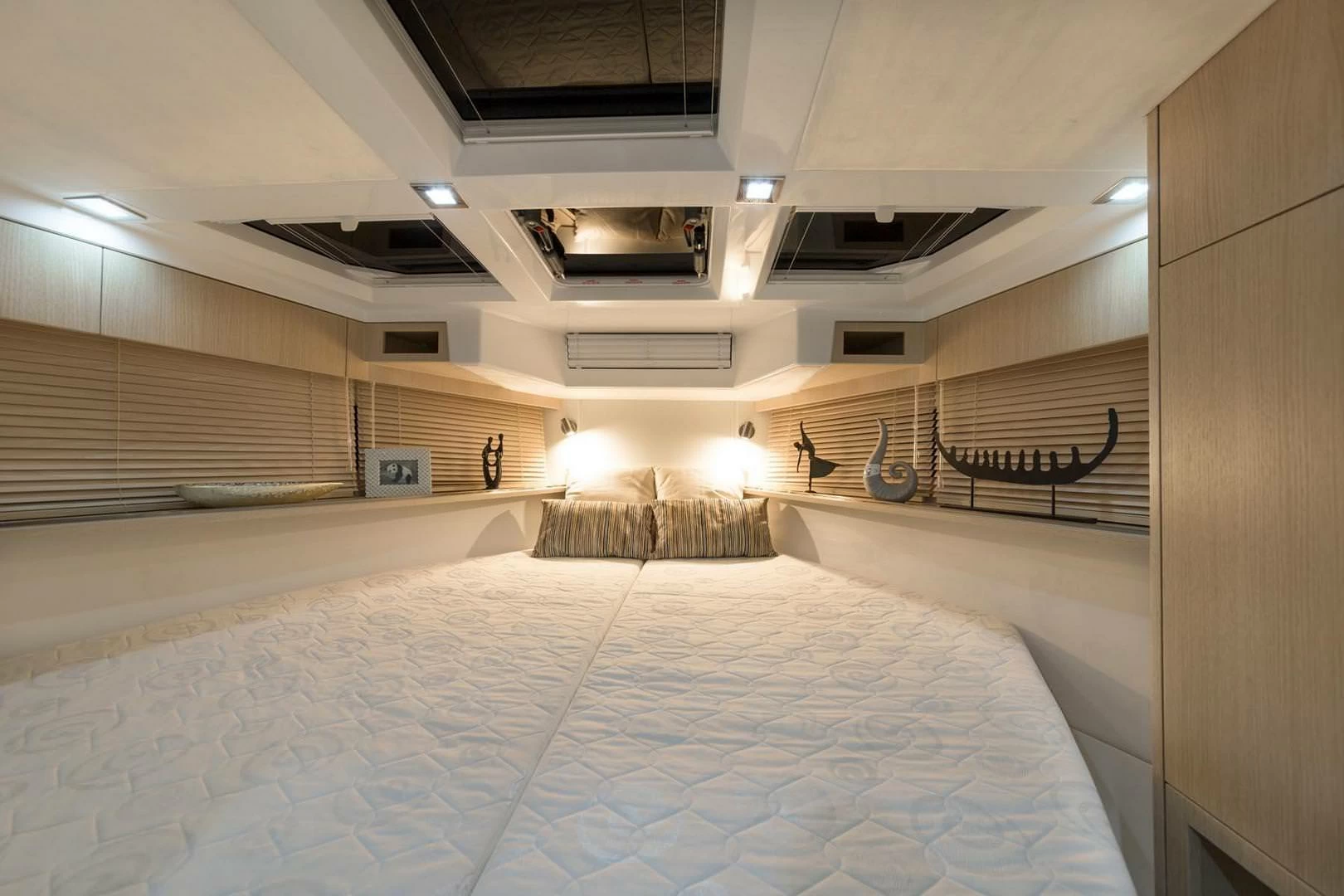 卡帝尔(Galeon)370HTC运动游艇卧室