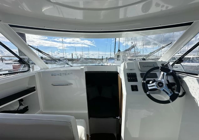 8米博纳多（Beneteau）安海仕8二手运动游艇中控