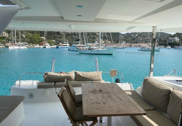 枫丹白露（Fountaine Pajot）Lucia40二手双体帆船船艉沙发