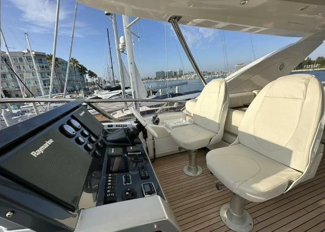 阿兹慕(Azimut)80二手飞桥游艇中控