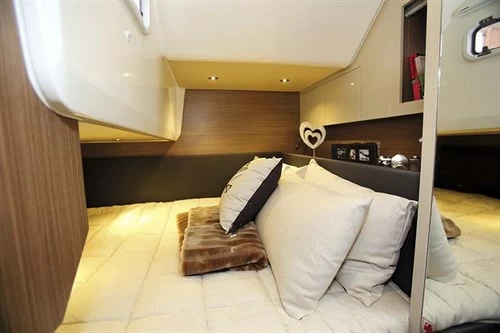 阿兹慕(Azimut)Atlantis34运动游艇卧室