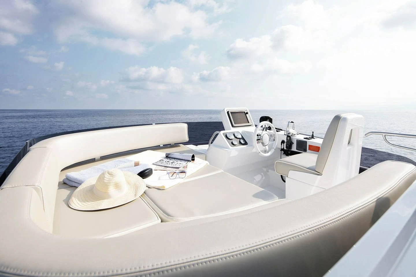 阿兹慕(Azimut)Magellano43游艇飞桥区