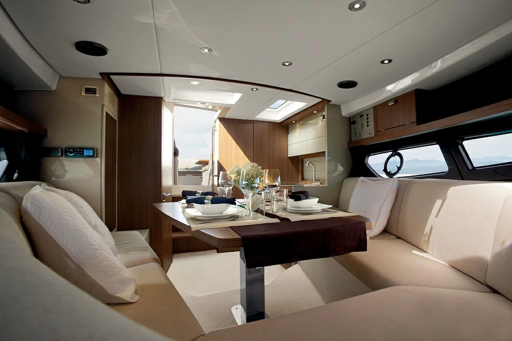 阿兹慕(Azimut)Atlantis34运动游艇沙龙