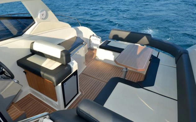 阿兹慕(Azimut)Atlantis34运动游艇沙发