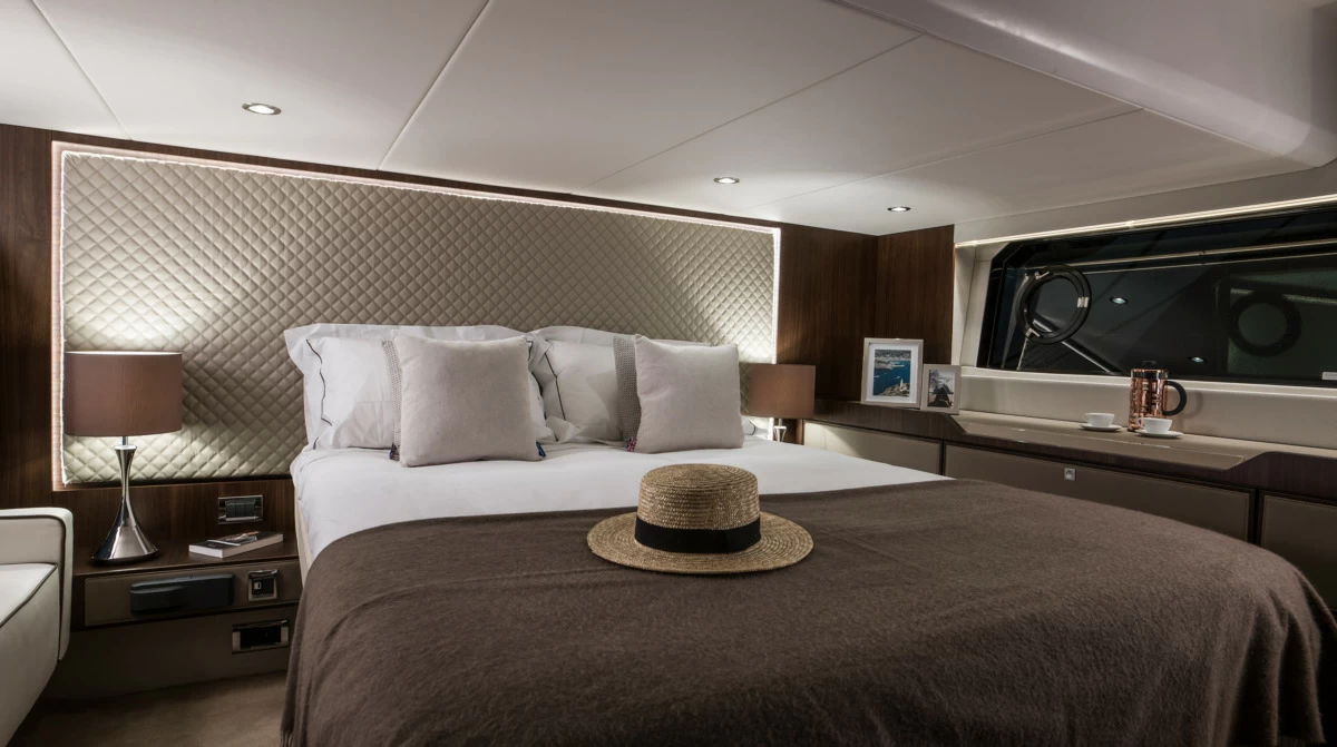 15米菲尔兰（Fairline）Squadron50飞桥游艇客舱