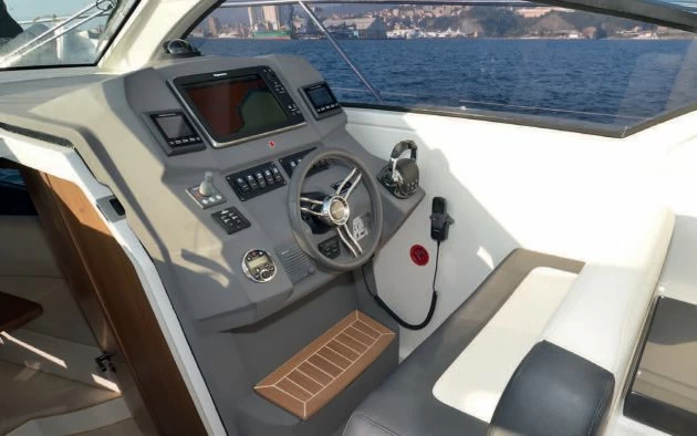 阿兹慕(Azimut)Atlantis34运动游艇中控