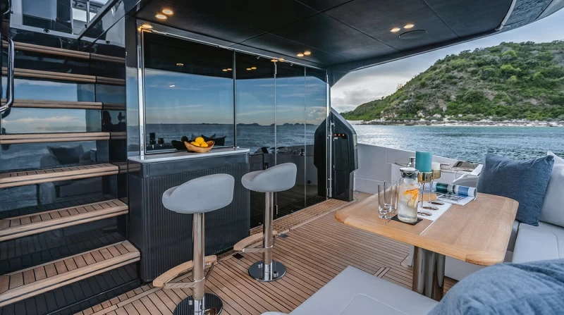 菲尔兰（Fairline）Squadron68飞桥游艇船艉沙龙