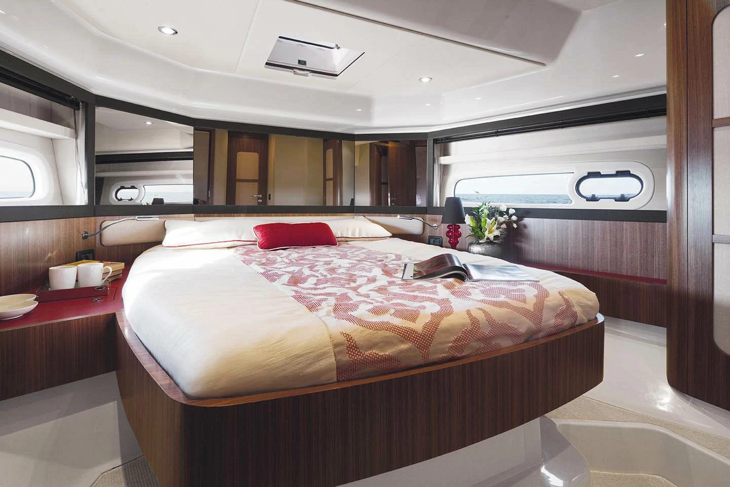 阿兹慕(Azimut)Magellano43飞桥游艇卧室