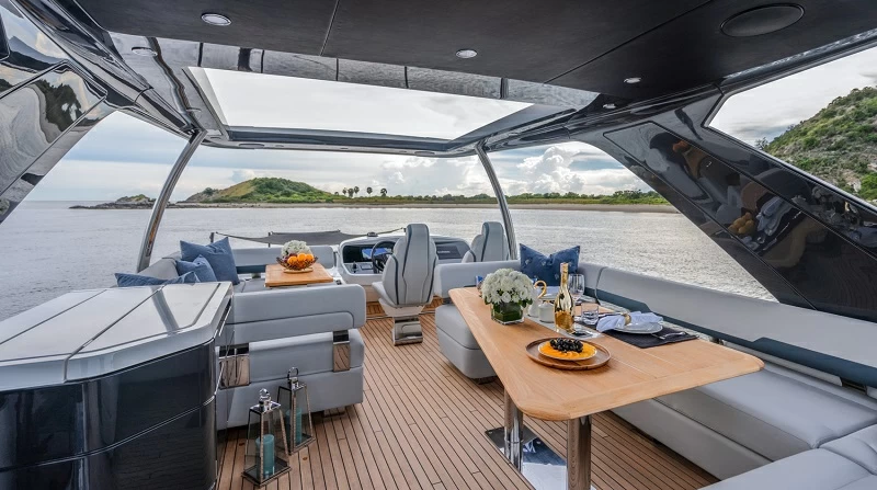 菲尔兰（Fairline）Squadron68游艇飞桥区
