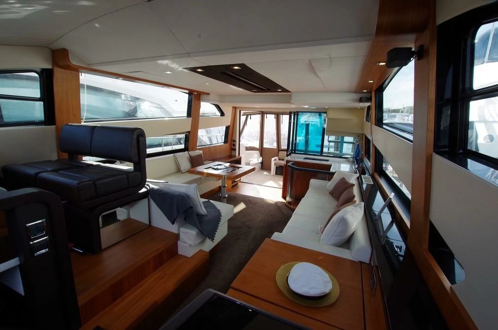 15米菲尔兰（Fairline）Squadron50飞桥游艇驾驶舱