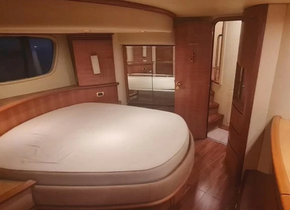 阿兹慕(Azimut)62二手飞桥游艇卧室