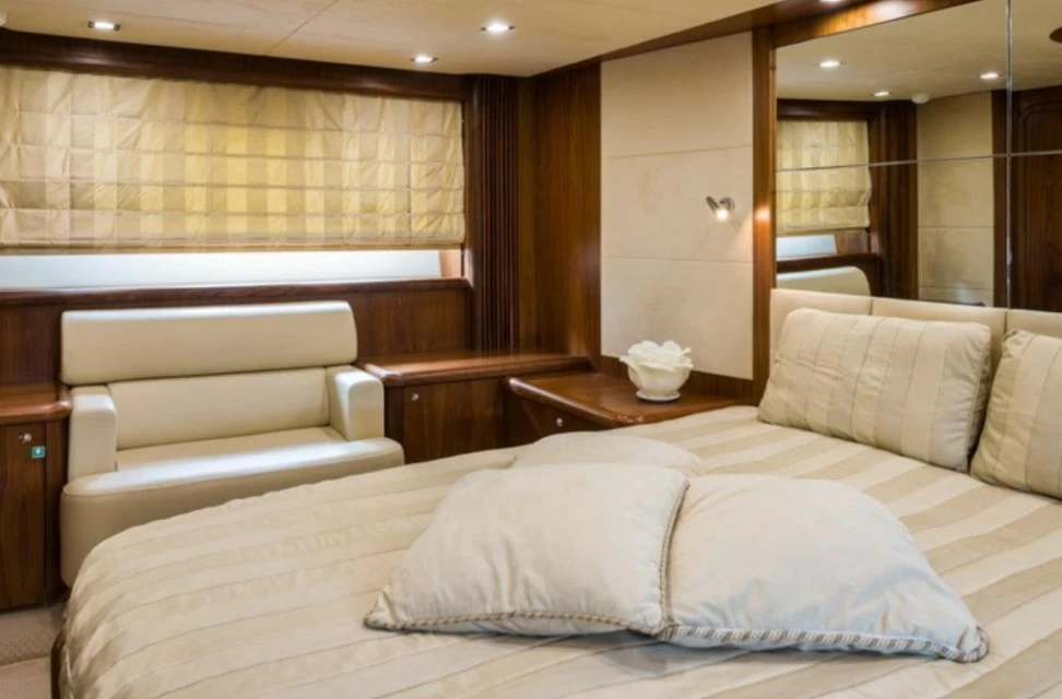 圣汐克(Sunseeker)Predator72游艇卧室