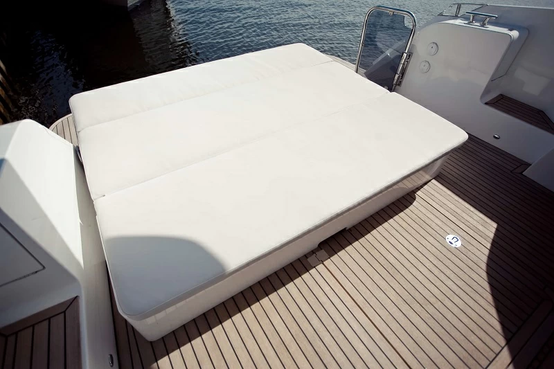 卡帝尔（Galeon）390HTC运动游艇船尾阳光浴区