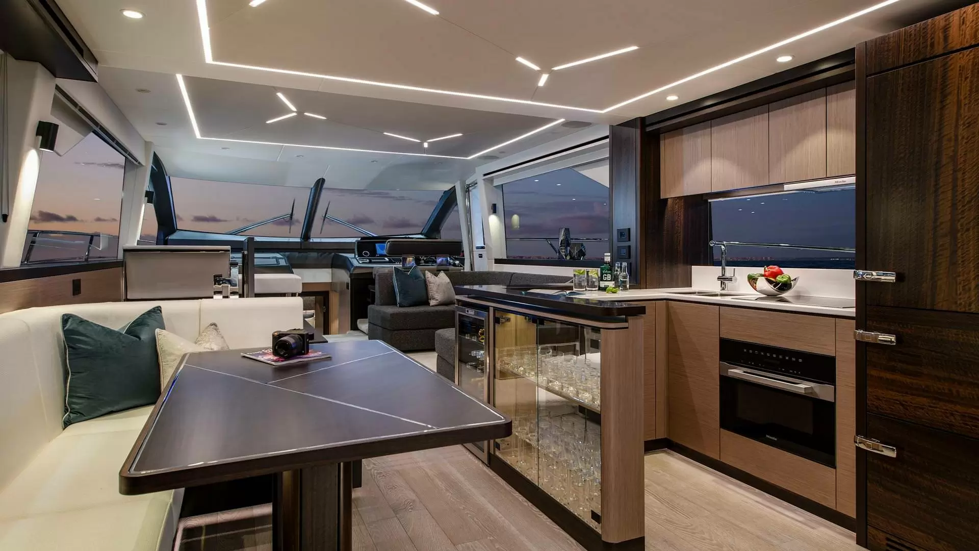 21米圣汐克（Sunseeker）Manhattan68飞桥游艇沙龙区