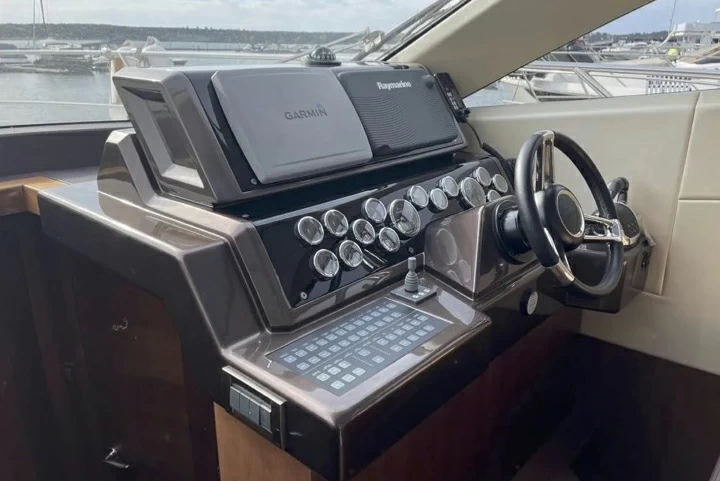 卡帝尔（Galeon）390HTC运动游艇中控